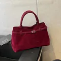 Vintage μπορντό τσάντα tote από σουέτ με ασημένια αγκράφα και διπλές χειρολαβές - Μπορντό