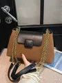 Τσάντα μπαγκέτα σε καραμελέ και μαύρο χρώμα με καπιτονέ σχέδιο και χρυσή αλυσίδα - Καφέ