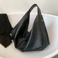 Bolso tote grande negro en cuero sintético mate con cremallera metálica y bandolera - Negro