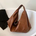 Bolso tote marrón minimalista de piel sintética vintage con correa de hombro ancha - Marrón