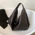 Bolso tote hobo de cuero granulado marrón oscuro con correa ancha y cremallera metálica - Marrón