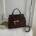Borsa marrone scuro in finta pelle scamosciata con cuciture bianche e dettagli oro - Marrone