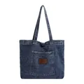 Minimalistische große dunkelblaue Denim-Einkaufstasche mit Leder-Patch und breiten Trägern - Hellblau