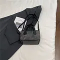 Mini-Eimertasche aus grauem Matt- und schwarzem Leder mit Henkel und Schultergurt - Schwarz ohne Anhänger