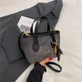 Graue Denim-Beuteltasche mit schwarzem Ledergriff und Vintage-Holzperlen-Anhänger - Schwarz mit Anhänger