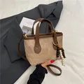 Khaki Canvas-Beuteltasche mit braunen Ledergriffen und Holzperlen-Verzierung - Braun mit Anhänger