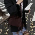 Borsa vintage con frange in pelle scamosciata marrone con tracolla borchiata - caffè