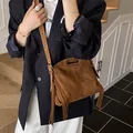 Borsa vintage in camoscio marrone scuro con nappe laterali e tracolla regolabile - Marrone