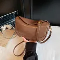 Σκούρα καφέ ρετρό δερμάτινη τσάντα χιαστί με ρυθμιζόμενο λουρί και χρυσά στοιχεία - Καφέ