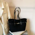 Κλασική μεγάλη μαύρη τσάντα tote με ματ υφή και κομψές χρυσές μεταλλικές αγκράφες - Μαύρο
