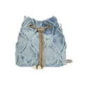 Ανοιχτό μπλε τσάντα bucket από denim με ξεφτισμένο καπιτονέ σχέδιο, αλυσίδα και πέρλες - Μπλε