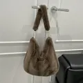 Μεγάλη σκούρα καφέ γούνινη τσάντα hobo με βελούδινο λουρί και χρυσά μεταλλικά - Καφέ