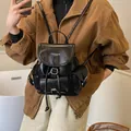 Vintage Damen Rucksack aus schwarzem Kunstleder mit weißem Aufdruck und Kordelzug - Schwarz