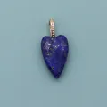 Makroaufnahme des herzförmigen Lapis Lazuli Anhängers mit texturierter goldener Öse - Lapislazuli