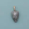 Nahaufnahme von facettiertem herzförmigem grauem Naturstein-Anhänger mit Goldverschluss - Blitzstein (Labradorit)