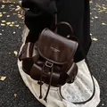 Vintage dunkelbrauner Rucksack aus geöltem Leder mit Kordelzug und Metallschnallen - Kaffeebraun