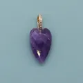 Makroaufnahme eines lila Herzanhängers aus Naturstein mit vintage goldener Metallöse - Amethyst