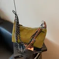 Olijfgroene hobo tas in matte afwerking met drie verwisselbare schouderriemen - 23x8x14cm / Groen