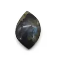 Vue macro d'une pierre labradorite marquise avec reflets bleus et verts naturels - Style 1 (26x41mm)