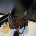 Donkerbruine matte dumplingtas met zilveren ketting en geweven riem in variantweergave - 23x8x14cm / koffiekleur