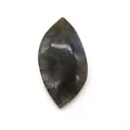 Vue macro d'une pierre de labradorite marquise avec reflets bleus et finition polie - Style 3 (25x48mm)