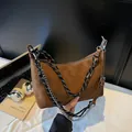 Bruine matte dumplingtas met verwisselbare zilveren ketting en geweven draagband - 23x8x14cm / Bruin