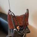 Borsa hobo bordeaux in pelle opaca con tracolla intrecciata e catena metallica - 23x8x14cm / Borgogna