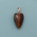 Facettierter Tigerauge-Herzanhänger mit dekorativem goldenem Metallbügel für DIY-Schmuck - Tigerauge