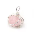 Vista detallada del colgante de cuarzo rosa hecho a mano con alambre de plata envuelto - Estilo de Alambre Envuelto Hecho a Mano de Acero Inoxidable / Cuarzo rosa