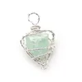 Detalle macro del colgante de corazón hecho a mano con piedra natural verde y alambre - Estilo de Alambre Envuelto Hecho a Mano de Acero Inoxidable / Fluorita Verde
