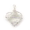 Primer plano de colgante de corazón hecho a mano con alambre y cristal natural - Estilo de Alambre Envuelto Hecho a Mano de Acero Inoxidable / Cristal de roca