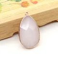 Pendentif goutte facetté en quartz rose avec monture métallique dorée élégante - Quartz rose