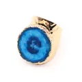 Detalle de anillo ancho de oro martillado con piedra de ágata druzy azul en fondo blanco - Azul (N.º 5)