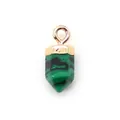 Detailopname van hexagonale malachiet kristallen hanger met gouden oogje voor DIY-sieraden - Malachiet