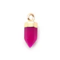 Macro-opname van roze zeshoekige kristallen hanger met gouden metalen kap en ophangoog - Rozerode Chalcedoon
