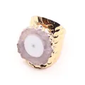 Detalle de banda de metal martillado dorado con cristal de geoda de ágata púrpura natural - Púrpura Claro (7)