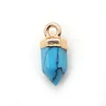 Macro-opname van turkooizen zeshoekige hanger met gepolijste gouden metalen kap detail - Blauw Turkoois