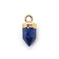 Macro-opname van een zeshoekige lapis lazuli hanger met een gouden metalen oog - Lapis lazuli