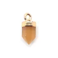 Macro-opname van gefacetteerde oranje kristallen hexagon hanger met gouden oogje - Topaas