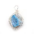 Vista dettagliata del ciondolo in fluorite blu con avvolgimento in filo d'argento fatto a mano - Apatite