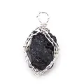 Macro di ciondolo in pietra naturale di fluorite verde avvolta in filo metallico argento - Tormalina Nera