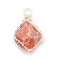 Dettaglio del ciondolo artigianale in pietra naturale arancione avvolta in filo d'argento - Agata rossa