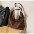 Ρετρό σκούρα καφέ υπερμεγέθης τσάντα hobo από δέρμα με χρυσή μεταλλική αγκράφα - Καφέ (2399)