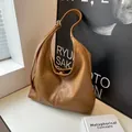 Μεγάλη hobo τσάντα σε καραμελέ καφέ με vintage πλισέ δερμάτινη υφή και χρυσά στοιχεία - Καφέ (2399)