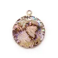 Makroaufnahme von rundem Abalone-Muschel-Anhänger mit hellgoldenem, gezacktem Metallrand - Mittlere runde Form (Nur Anhänger)
