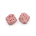 Nahaufnahme von quadratischen Lava-Perlen in Rosa mit poröser Textur für DIY-Schmuck - Rosa Braun