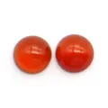 Primo piano di due cabochon tondi in corniola arancio-rossa per la creazione di gioielli - Agata rossa