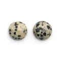 Primo piano di cabochon tondi in diaspro dalmata lucidati per la creazione di gioielli - 12mm / Diaspro dalmata