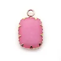 Macro detail van rechthoekige rozenkwarts hanger met goud vergulde klauwzetting - Roze Chalcedoon