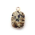 Detailopname van natuurstenen hanger met roségouden klauwzetting en ophangoog - Dalmatijnse jaspis